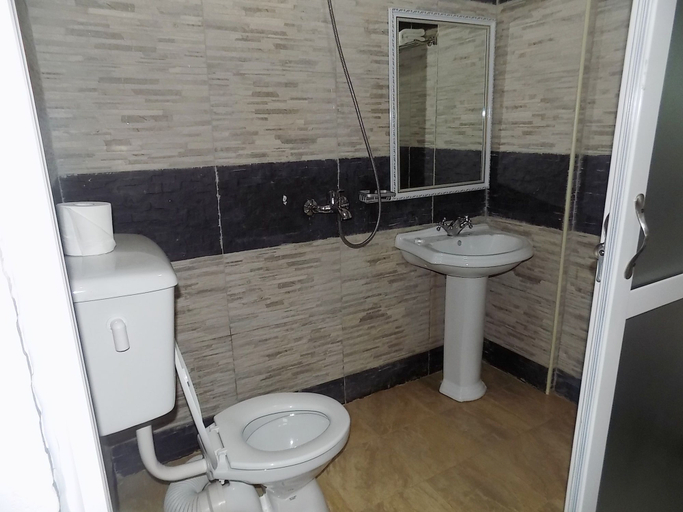 Bathroom 3, Remmings Hotel, Kampala