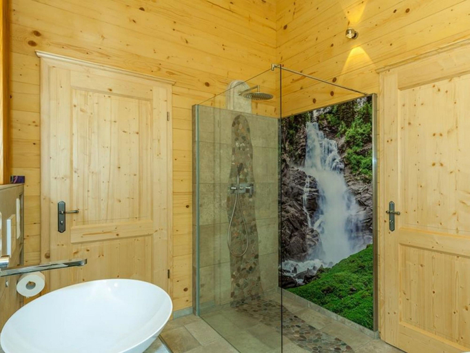 Bathroom, Chalet unter Weißblauem Himmel, Traunstein