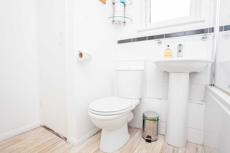 Bathroom 3, Stunning Spacious South London 1 Bed Apartment with Balcony, London