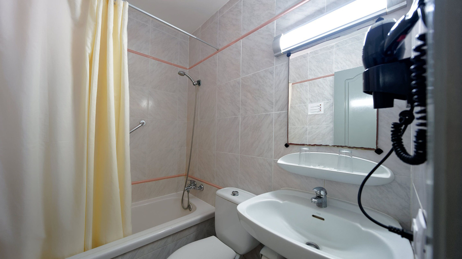 Bathroom 5, Bungalows Maspalomas Oasis Club, Las Palmas