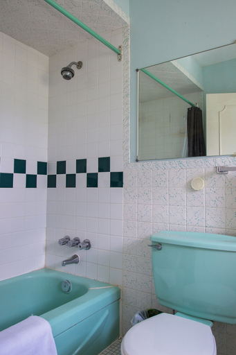 Bathroom 5, Charlton Suites Guest House, Toronto