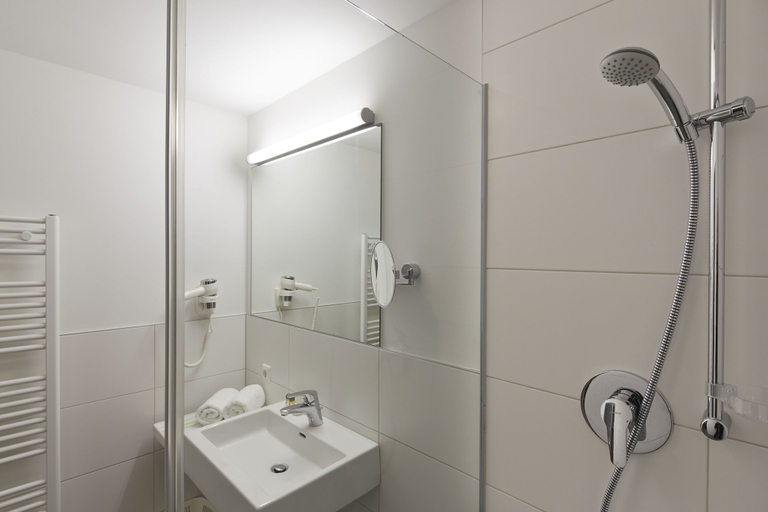 Bathroom 5, Hotel Zum Mohren, Reutte