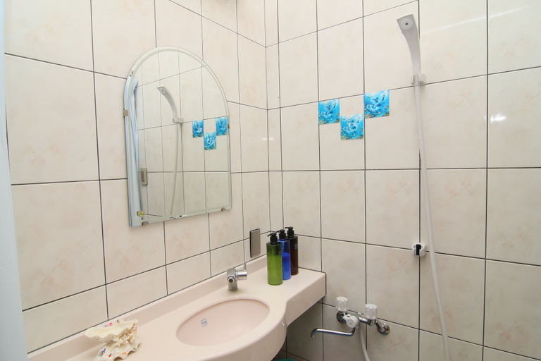 Bathroom 3, Minshuku Tantawan, Motobu
