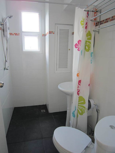 Bathroom 4, White Cat Hotel, Takua Pa