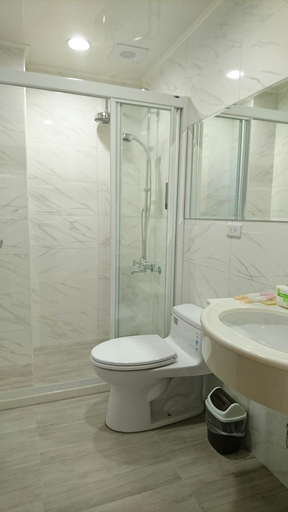 Bathroom 2, Cat Nap, Yilan