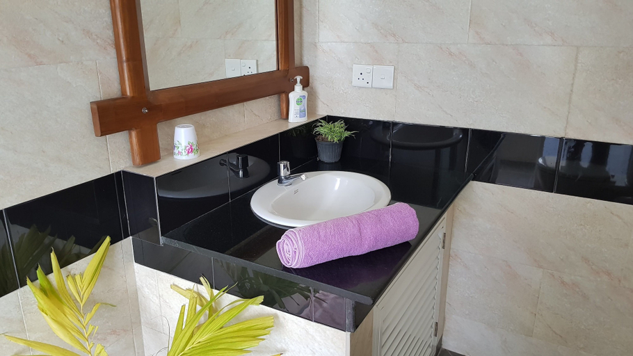 Bathroom 3, Lucky Cottage, Galle Four Gravets