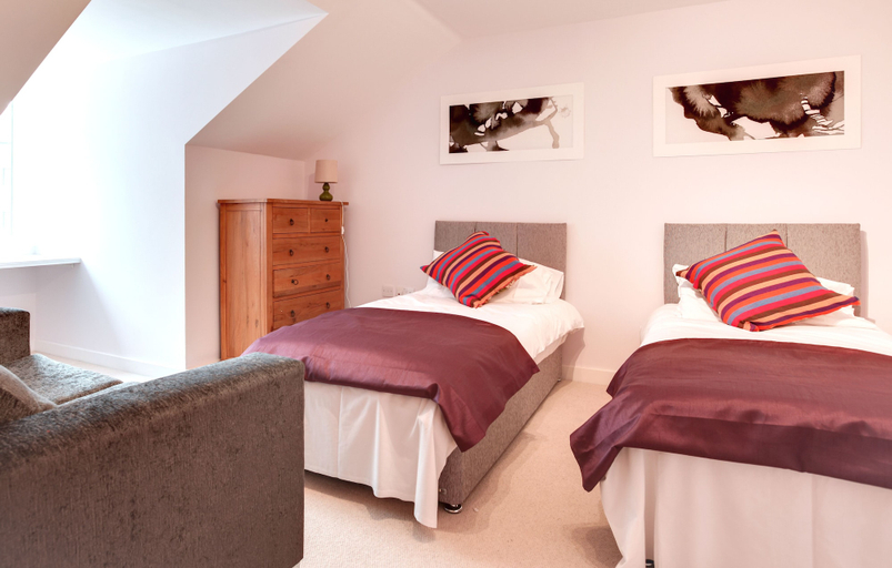 Bedroom 2, BookedUK - Penthouse 3 Bedroom Apartment, Hertfordshire