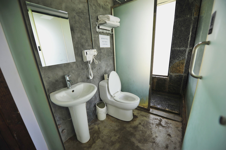 Bathroom 5, Yangshuo Sudder Street Guesthouse, Guilin