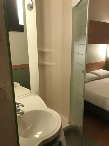 Bedroom 4, ibis budget Lyon Est Saint-Quentin-Fallavier, Isère