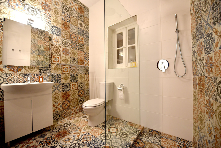 Bathroom 3, The Lodge
