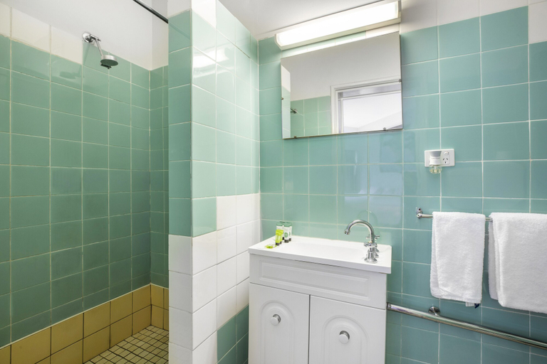 Bathroom 5, Meadow Inn Hotel-Motel, Hume - Broadmeadows