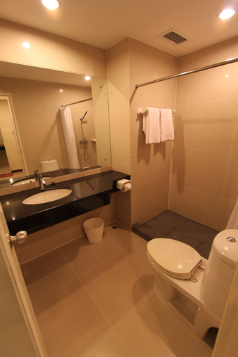 Bathroom 5, The Royal Bee Apart Hotel, Bang Khen