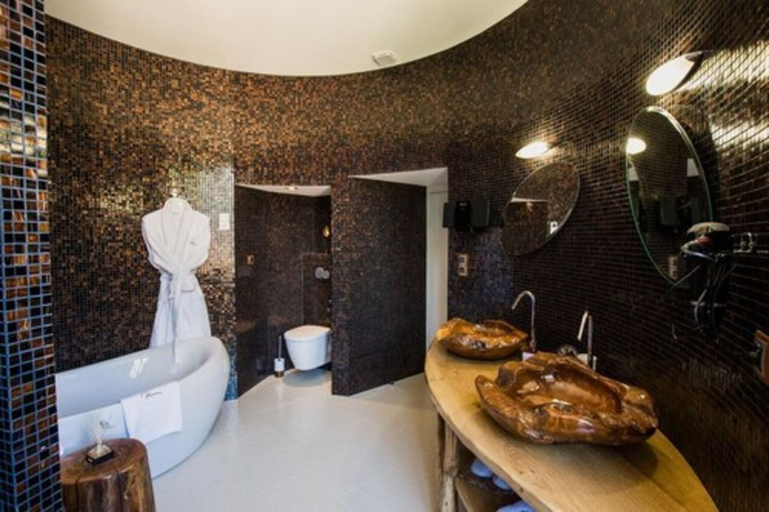 Bathroom 4, Château de Maraval, Dordogne