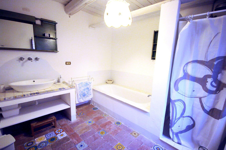 Bathroom 4, Al Casolare, L'Aquila