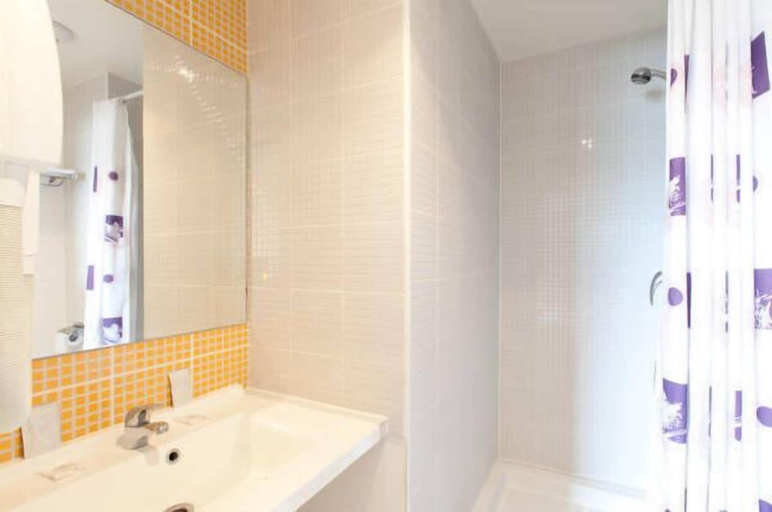 Bathroom 3, Hôtel Orly Superior, Essonne