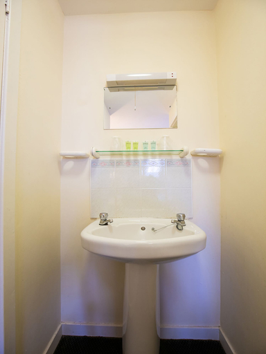 Bathroom 4, The Longforgan Coaching Inn, Perthshire and Kinross