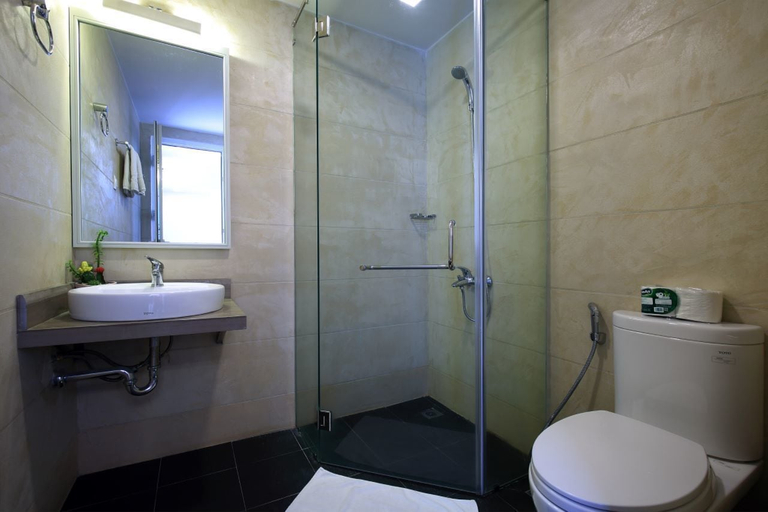 Bathroom 5, Glenwood Suites, District 2