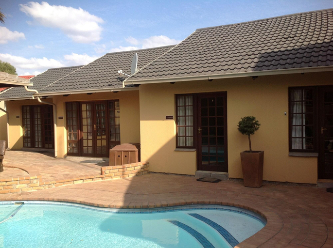 Exterior & Views, d Vine Guest House, Gert Sibande