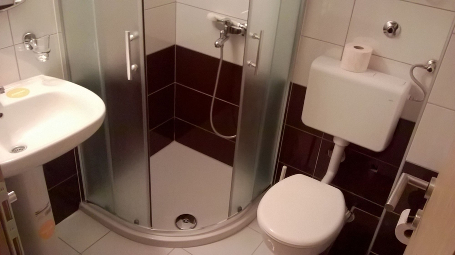 Bathroom 4, Carol Rooms, Trogir