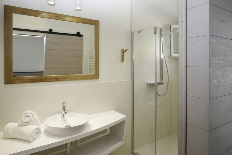 Bathroom 5, Les Vignes de la Chapelle, The Originals Relais, Charente-Maritime