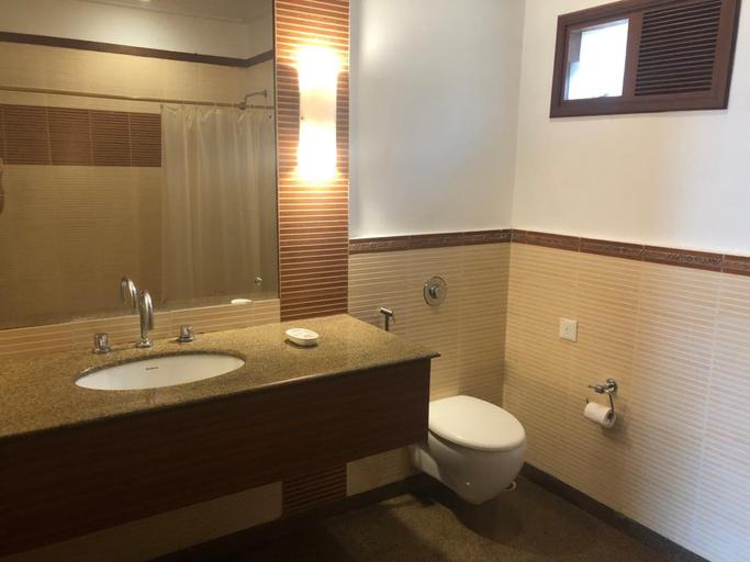 Bathroom 5, Chanakya BNR hotel, Puri