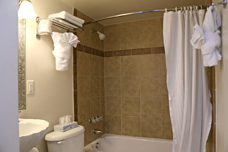 Bathroom 4, Oceans 2700, Virginia Beach