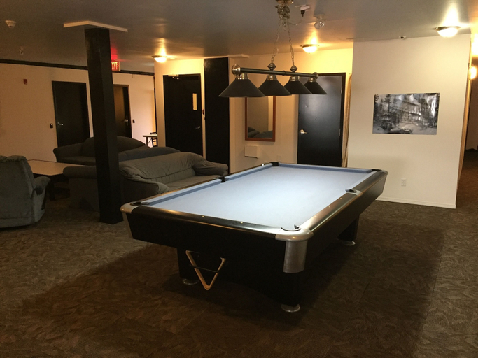 Others 3, Invermere Hostel, East Kootenay