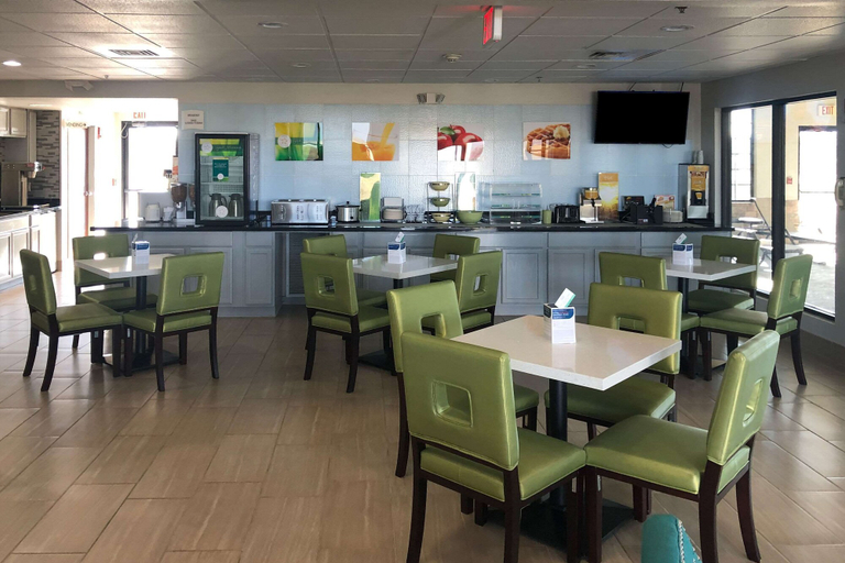Food & Drinks 5, Quality Inn & Suites Mount Vernon, Lawrence