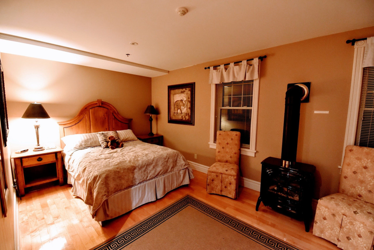 Bedroom 4, The Burleigh Falls Inn & Suites, Peterborough