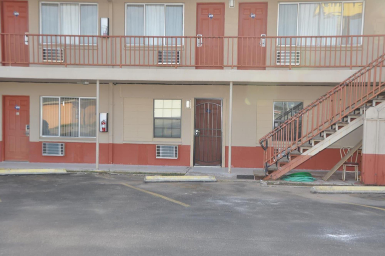 Exterior & Views 2, Budget Inn, Scurry