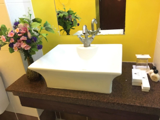 Bathroom 5, Alice in Wonderland Beach Hotel, Malay