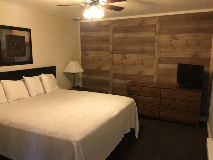 Bedroom 3, Carriage House Country Club, Monroe