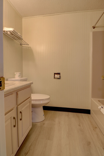 Bathroom 5, The Majestic Regency Resort, York