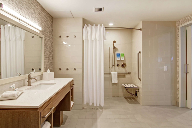 Bathroom 5, Home2 Suites by Hilton Montreal Dorval, Montréal