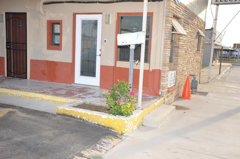 Exterior & Views 2, Budget Inn, Scurry