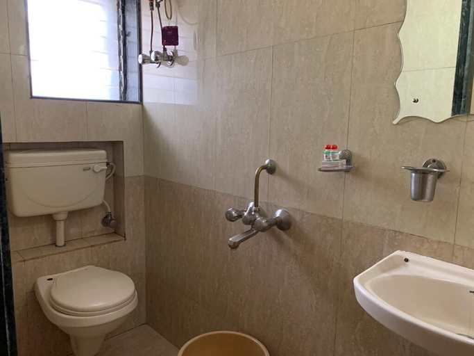 Bathroom 3, Lucky Serviced Apartments – Near BKC, Mumbai Suburban