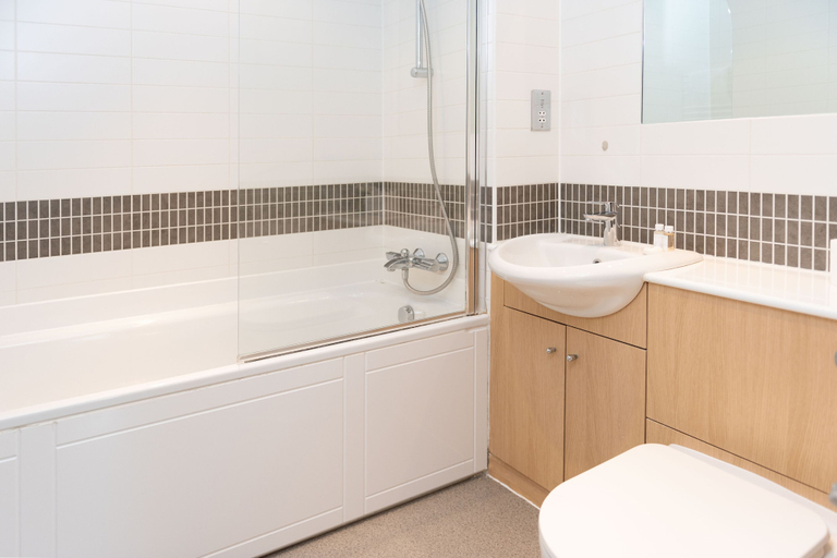 Bathroom 4, City Stay Apartments - Vizion, Milton Keynes