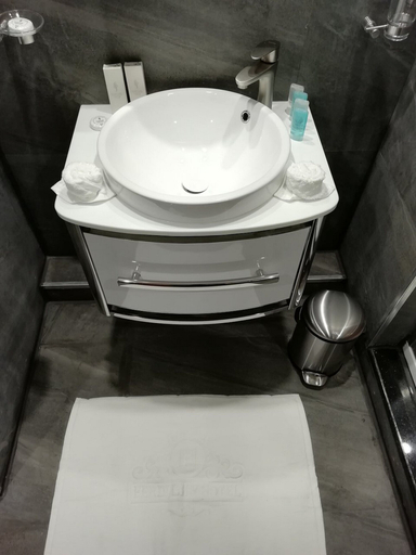 Bathroom 4, Ferdi Lilly, El Achour