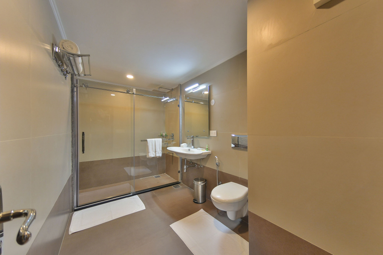 Bathroom, Hotel Royal Hillton, Pahalgam, Anantnag
