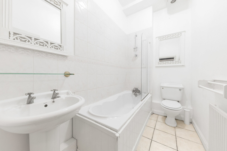Bathroom, Spacious Apartment in Trendy Islington, London