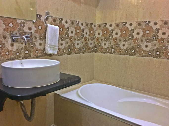 Bathroom 4, Spring Sky Mughalsarai by ShriGo Hotels, Chandauli