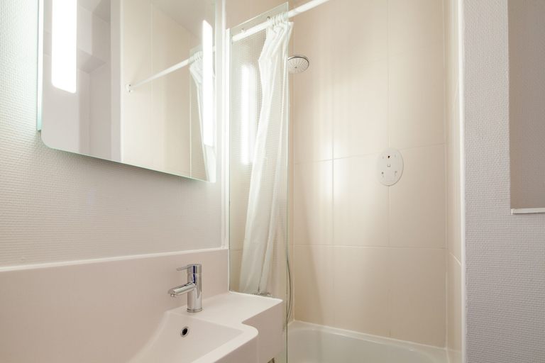 Bathroom 5, B&B HOTEL Creil Chantilly, Oise