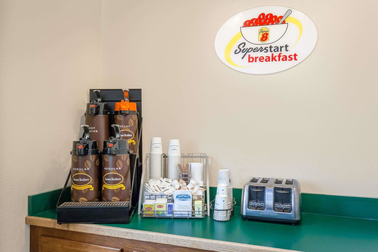 Food & Drinks 5, Super 8 by Wyndham Oneonta/Cooperstown, Otsego