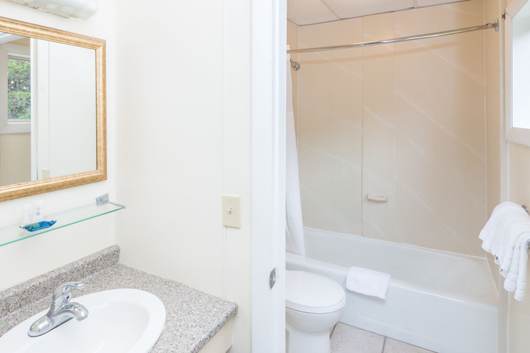 Bathroom 4, Ocean Park Inn, Barnstable