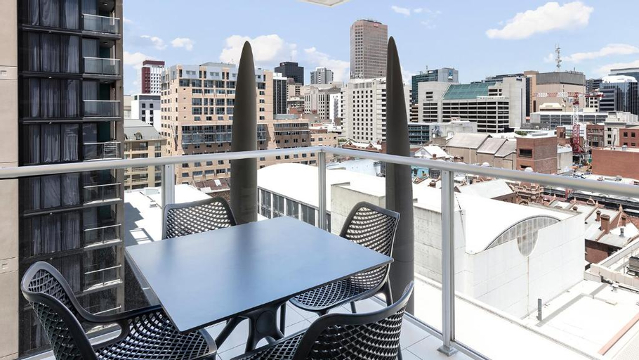 Exterior & Views 8