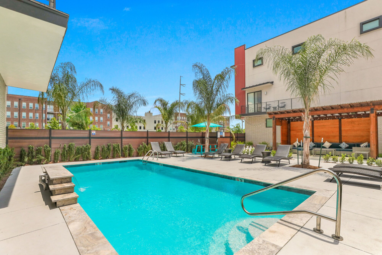 Sport & Beauty 5, Spacious Townhouse with Balcony, Orleans