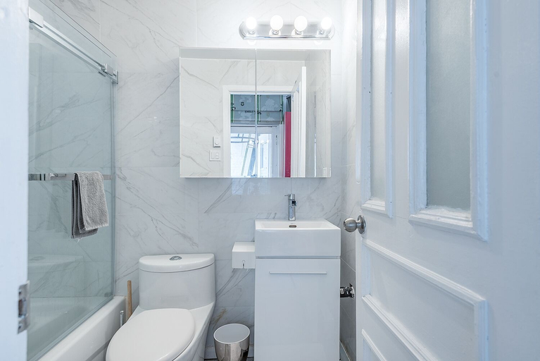 Bathroom 2, Beautiful 2 BR in the Heart of Downtown, Montréal