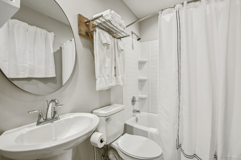 Bathroom 4, Whiskey on the River, Forrest