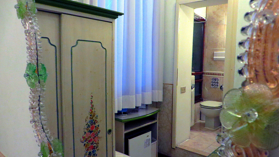 Bathroom 3, Hotel San Salvador, Venezia