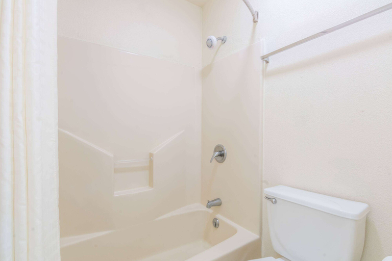 Bathroom 4, Travelodge by Wyndham Temple, Bell